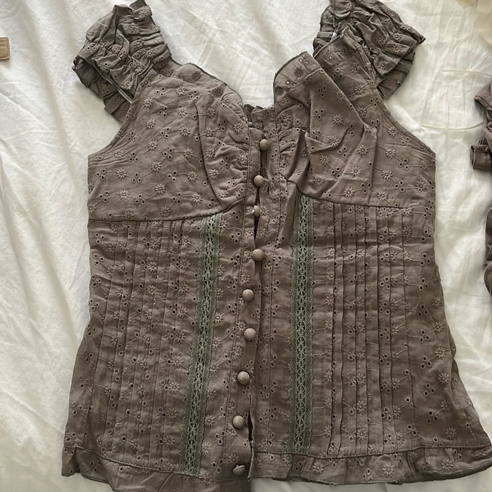 Lewkin grayish brown frill top